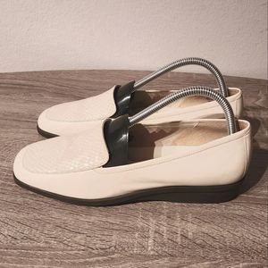 easy spirit Women's 8,5 Beige Leather Upper  USlip-On Loafer Comfort Dress  8,5